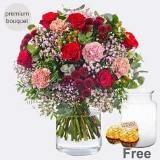 Premium Bouquet Liebesfeuer with premium vase & 2 Ferrero Rocher