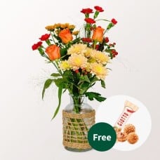 Flower Bouquet Wilde Liebe with vase & Lindt Lindor