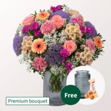Premium Bouquet Sweet Heart with Premium Vase & 3 Ferrero Giotto