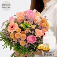 Premium Bouquet Samtweich with premium vase & 2 Ferrero Rocher