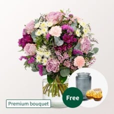Premium Bouquet Traumhaft with premium vase & 2 Ferrero Rocher