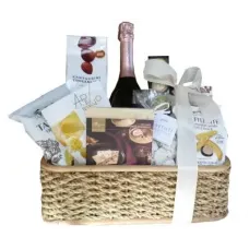 Giftbasket with Champagner & Snacks