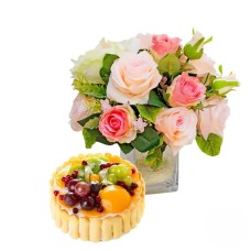 Bouquet of light roses with fruit cake (Refined)