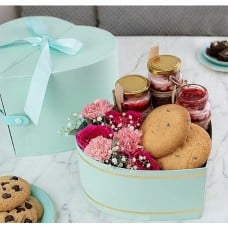 Rose Breeze Combo - Fresh Blooms With Three Cake Jars, And Cookies