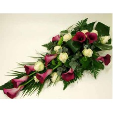 Sírcsokor kálákkal and burgundy roses