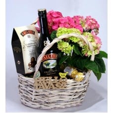 Gift basket with hydrangea and Bailey's