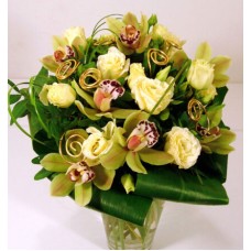 Green and gold - a gift bouquet of orchids and liziantusszal