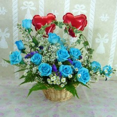 18 Blue Roses Table Arrangement With 2 Heart-Shape Balloons