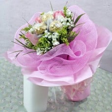3 Peach Roses 3 Ferrero Roche Handbouquet