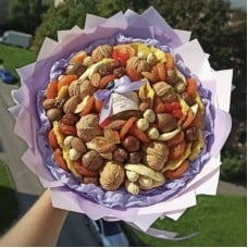 Bouquet,of,walnuts,and,dried,fruits