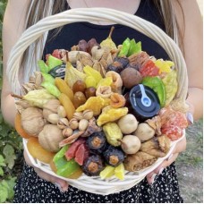 Bouquet,of,fruits,and,vegetables,and,basket