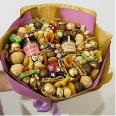 Bol_shoj,bouquet,of,nuts,and,dried,fruits,with,honey
