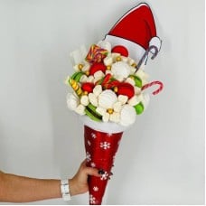 New,Year's,gift,sweet,bouquet,of,marshmallow,roses,and,macarons