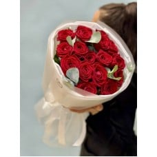 Fragrant,red,Naomi,roses,with,eucalyptus,twigs,in,stylish,design