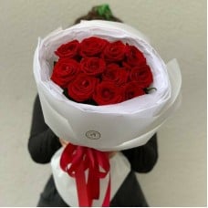 Bouquet,of,11,red,Naomi,roses,in,stylish,packaging