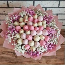 Candy,Bouquet,with,strawberries,and,chocolate,and,create,a,gypsophilogue,Strawberry,and,chocolate,for,Mom
