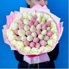 Bouquet,belie,roses,and,strawberries.,Strawberry,in,bel_gijskom,chocolate,Callebaut