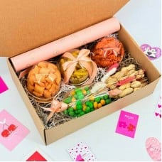 Gift,set,of,snacks,and,nuts.,Beer,box.,Gift,for,a,girl,,a,man