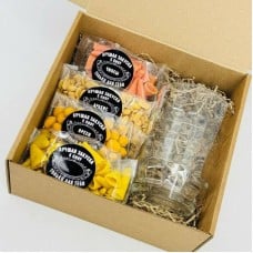 A,gift,for,a,man,on,February,23rd:,a,beer,box,,a,snack,set,,and,a,beer,mug.