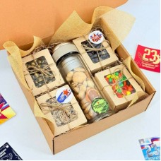 A,gift,for,a,man,for,February,23rd.,A,gift,set,of,nuts,with,a,glass,thermos,teapot.