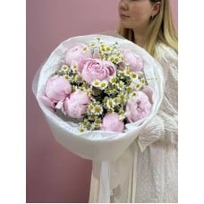 bouquet,of,peonies,with,daisies