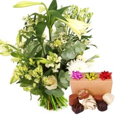 White cut flowers + 300 grams of chocolates (Medium hand-picked bouquet high - low white + 300 grams of handmade chocolates)