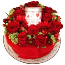 Flower cake with red roses + tin "for my dearest" (Flower cake with red roses and flowers  16 cm on a glass base plate with a tin of my dearest)