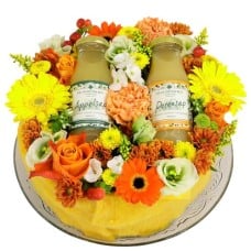 Flower cake meets Olmenhorst juices (Medium flower cake orange - yellow - white with an olmenhorst juice on a glass base plate)