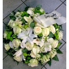 Round-shaped arrangement of white and green flowers: Lilys, Callas, Roses etc