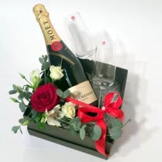 Giftbox: Moët and  Chandon Shampagne, Iital shampagne glasses, decorated