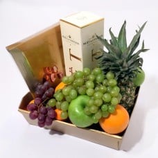 Luxurious giftbasket of Met shampagne and fruits