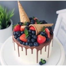 Fresh Berries And Strawberry Cake (Half KG)