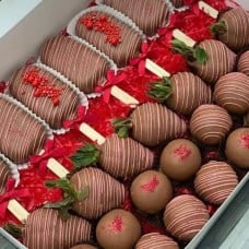 Swiss Chocolate-Dipped Strawberries , Cakesicles & Cake Pops (6 Strawberry & 3 Cakesicles & 3 Cake pops Chocolate)