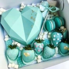Green Heart Dipped-mini Cake, Macarons & Strawberries