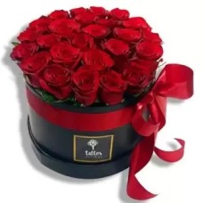 Red roses in a hat box (Standard)
