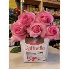 Bouquet Of 5 Pink Roses& Chocolates Raffaello