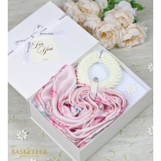 Charming Scarf & Artificial Garland for Mum