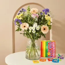 Boeket Pastel & Tony's Chocolonely Tiny Tony's Pouch