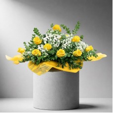 12 Natural Roses Centrepiece