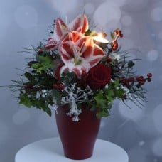 Red and white floral arrangement with amarylisom