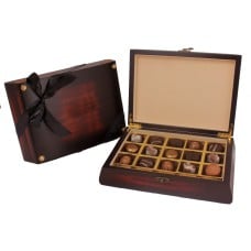 Pure Wood Classy Bolt Box with 15 Belgian chocolates