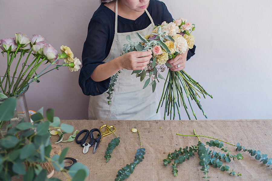 Simple steps to arrange your independence day flowers