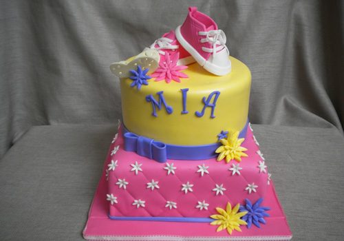 Welcome New Baby’s Mother by Delicious cake and flowers Welcome New Baby’s Mother by Delicious cake and flowers
