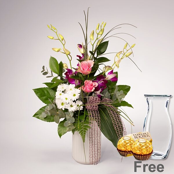 Bouquet of paradise beauty with vase & 2 Ferrero Rocher