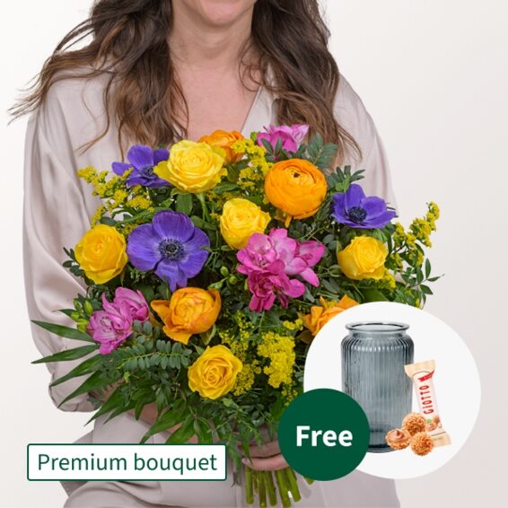 Premium Bouquet Fruhlingssensation with Premium Vase & 3 Ferrero Giotto