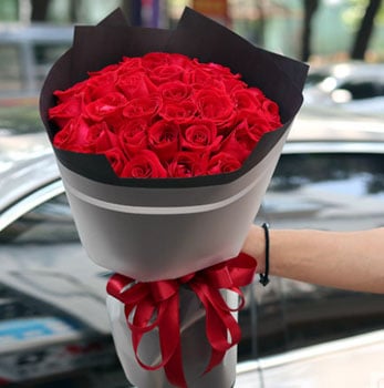 Love, because of you (33 roses)