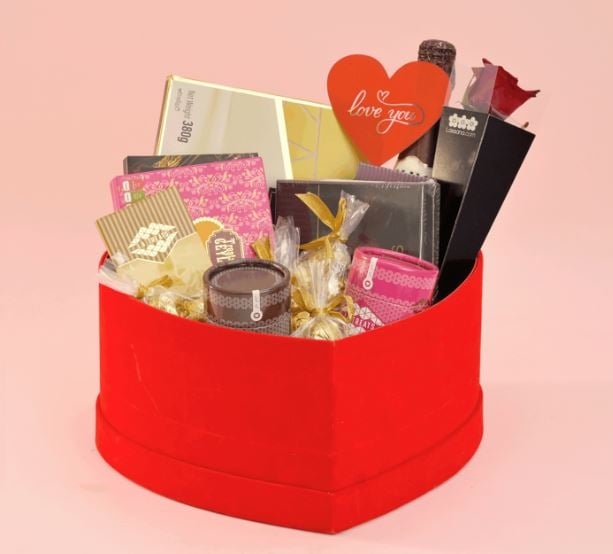 VELVET PROMISE HAMPER