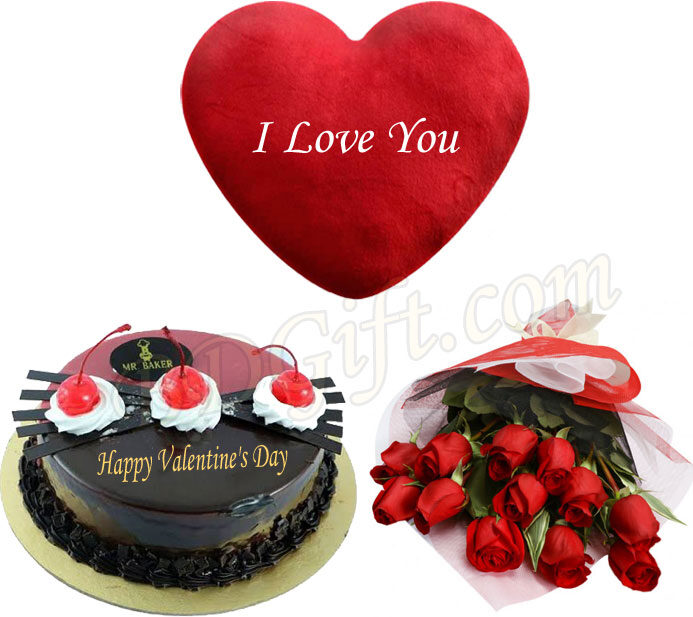 Cake with heart shape pillow and roses
