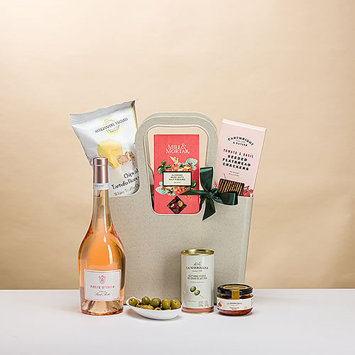 Rose wine in a gourmet picnic basket