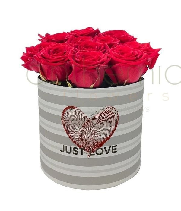 Red roses in just love box (Basic)